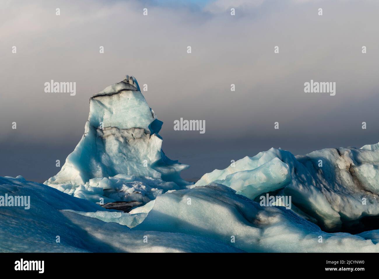 Icebergs dans la lagune de glacier de Jokulsarlon, Islande. Banque D'Images