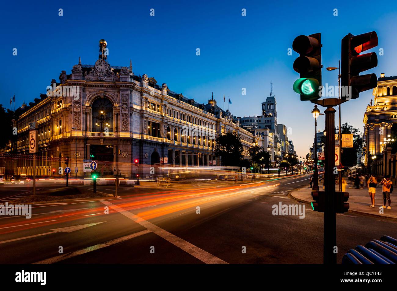 Boulevard Alcala et la Banque d'Espagne vus au coucher du soleil. Photo prise le 31st mai 2022 à Madrid, Espagne. Banque D'Images