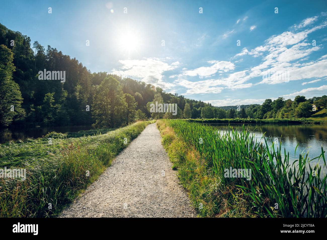Après-midi dans le petit vieux village de Hals près de Passau, Basse-Bavière et lac sur la rivière Ilz avec aire de pique-nique. Image en tons. Banque D'Images