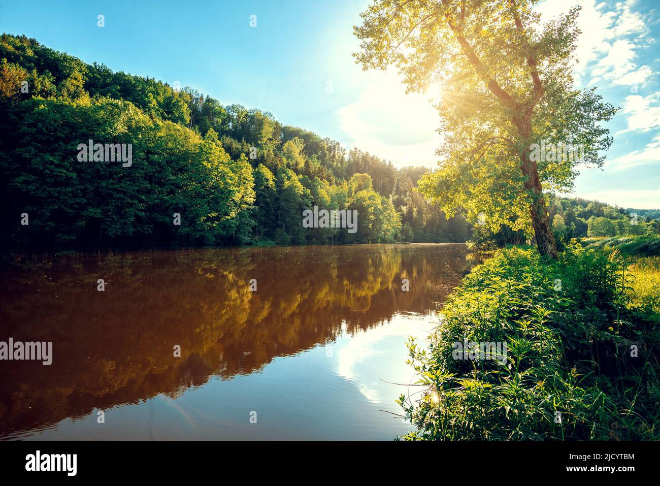 Après-midi dans le petit vieux village de Hals près de Passau, Basse-Bavière et lac sur la rivière Ilz avec aire de pique-nique. Image en tons. Banque D'Images