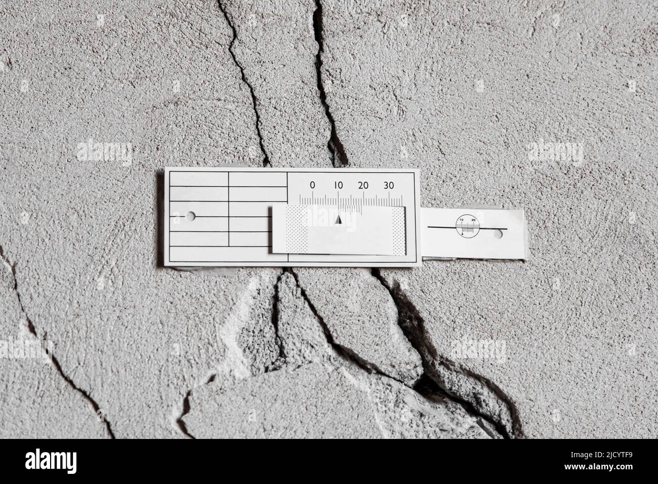 Surveillance d'une fissure dans un mur de béton dans une maison Banque D'Images