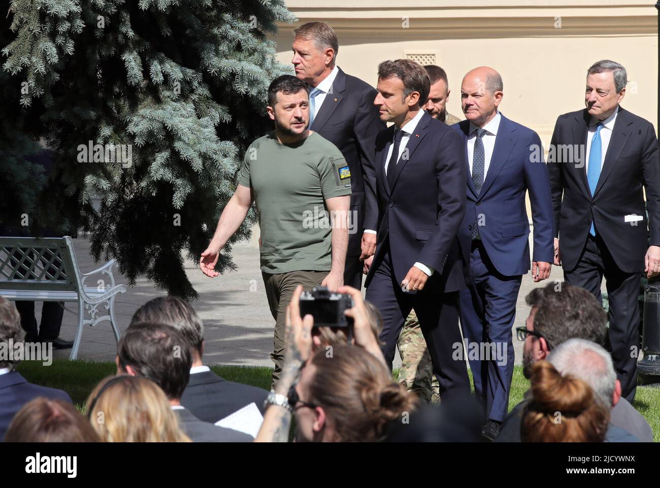 KIEV, UKRAINE - 16 JUIN 2022 - Volodymyr Zelenskyy, président de la République française Emmanuel Macron (de gauche à droite, devant), président de la Roumanie Klaus Iohannis, chancelier de la République fédérale d'Allemagne OLAF Scholz et président du Conseil des ministres de la République italienne Mario Draghi (De gauche à droite, retour) arrivez à une conférence de presse commune, Kiev, capitale de l'Ukraine. Cette photo ne peut pas être distribuée en Fédération de Russie. Banque D'Images