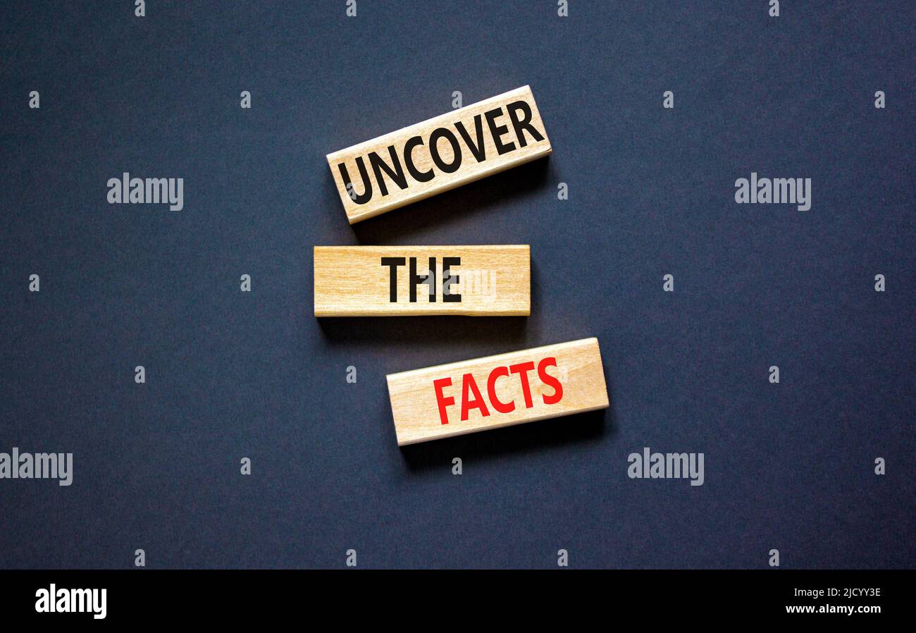 Découvrez le symbole des faits. Les mots de concept découvrent les faits sur des blocs de bois sur un beau tableau noir fond noir. Et découvrir les faits Banque D'Images