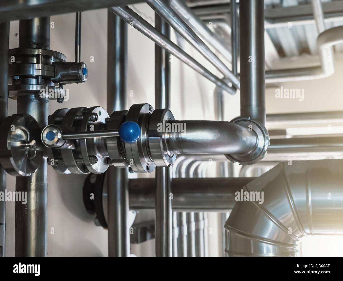 Tuyaux en acier en usine. Pipeline de production de boissons et d'aliments. Banque D'Images