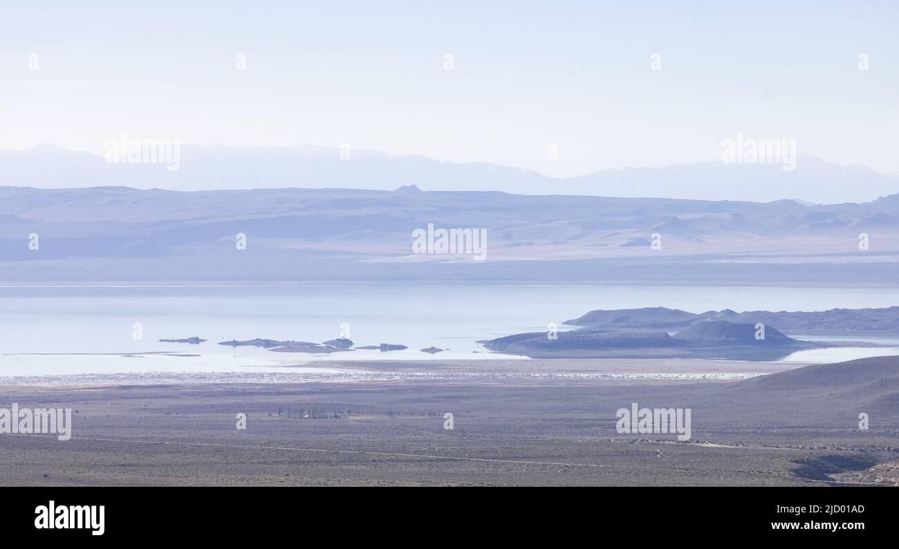Vue aérienne du lac Mono près de Lee Vining, Californie Banque D'Images