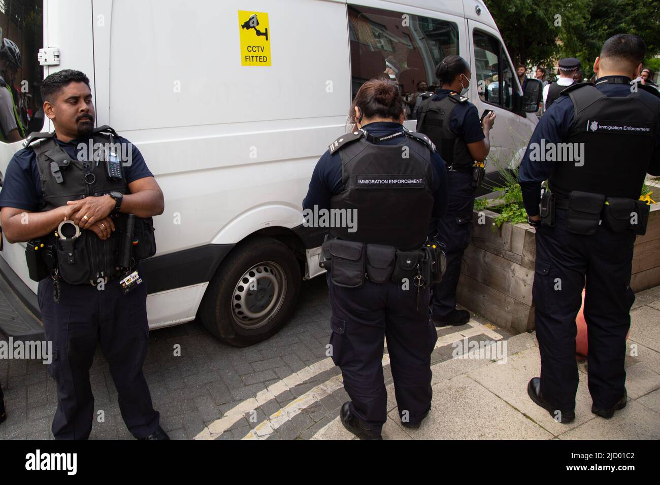 11 juin 2022 Londres UK Immiigration officiers lors d'un raid d'immigration à Evan Cook Close, Queens Road. L'homme nigérian qui a été arrêté pour immigra Banque D'Images