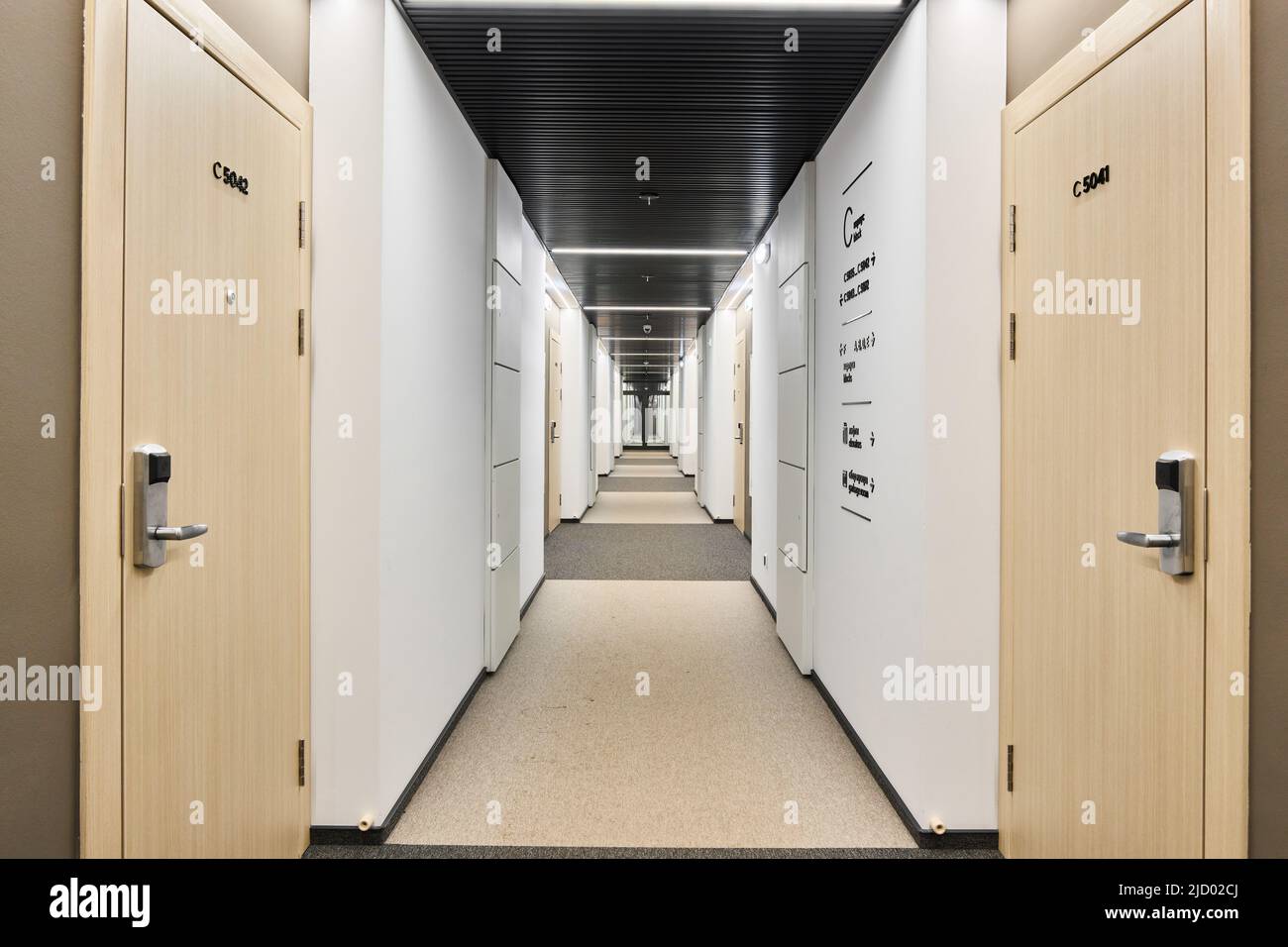 Photo d'un long couloir dans un hôtel Banque D'Images