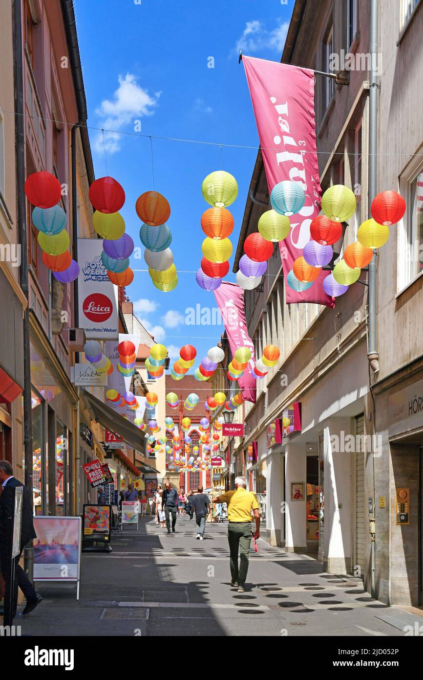 Würzburg, Allemagne - juin 2022 : allée appelée 'Buschergasse' décorée de lanternes colorées dans la vieille ville Banque D'Images