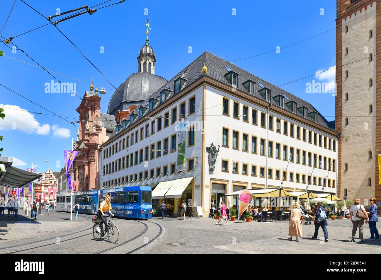 Würzburg, Allemagne - juin 2022: Café appelé 'Bassanese Cafe am Dom' et 'Lindt' Chocolaterie à la place de la rue Dome dans la vieille ville Banque D'Images