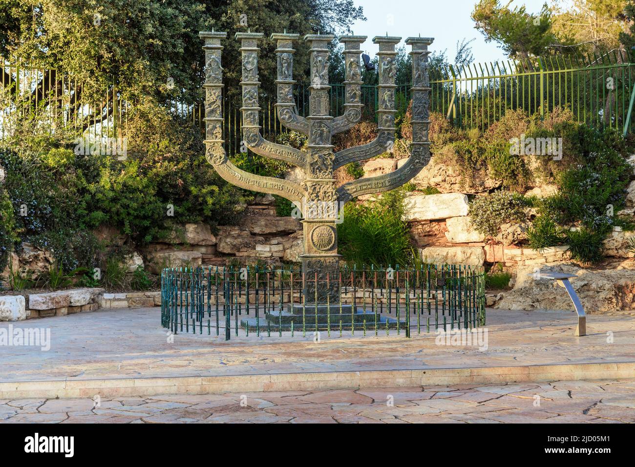JÉRUSALEM, ISRAËL - 24 SEPTEMBRE 2017 : la Knesset Menorah est un énorme chandelier près du Parlement avec des bas-reliefs de la Bible. Banque D'Images