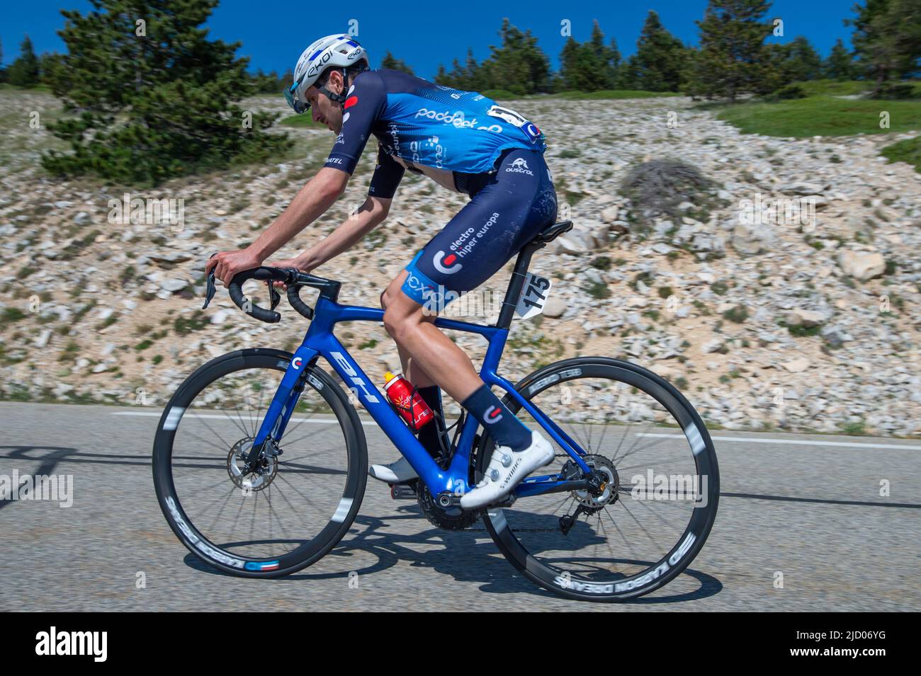 Jose Maria Garcia (electro hiper europa – équipe de caldas) vu en action à trois kilomètres de la ligne d'arrivée. L'édition 4th des défis CIC - Mont Ventoux Dénivelé fait partie du calendrier du Tour Europe 2022 de l'UCI dans la catégorie 1,1. A partir de Vaison la Romaine, la distance à parcourir est de 154 kilomètres de course avec une double ascension du Mont Ventoux avec une finition au sommet. Ruben Guerreiro (EF-Education EasyPost) a remporté le Mont Ventoux Denivelé en solo devant son coéquipier Esteban Chaves (EF-Education EasyPost) et Michael Storer (Groupama-FDJ) en troisième. Banque D'Images