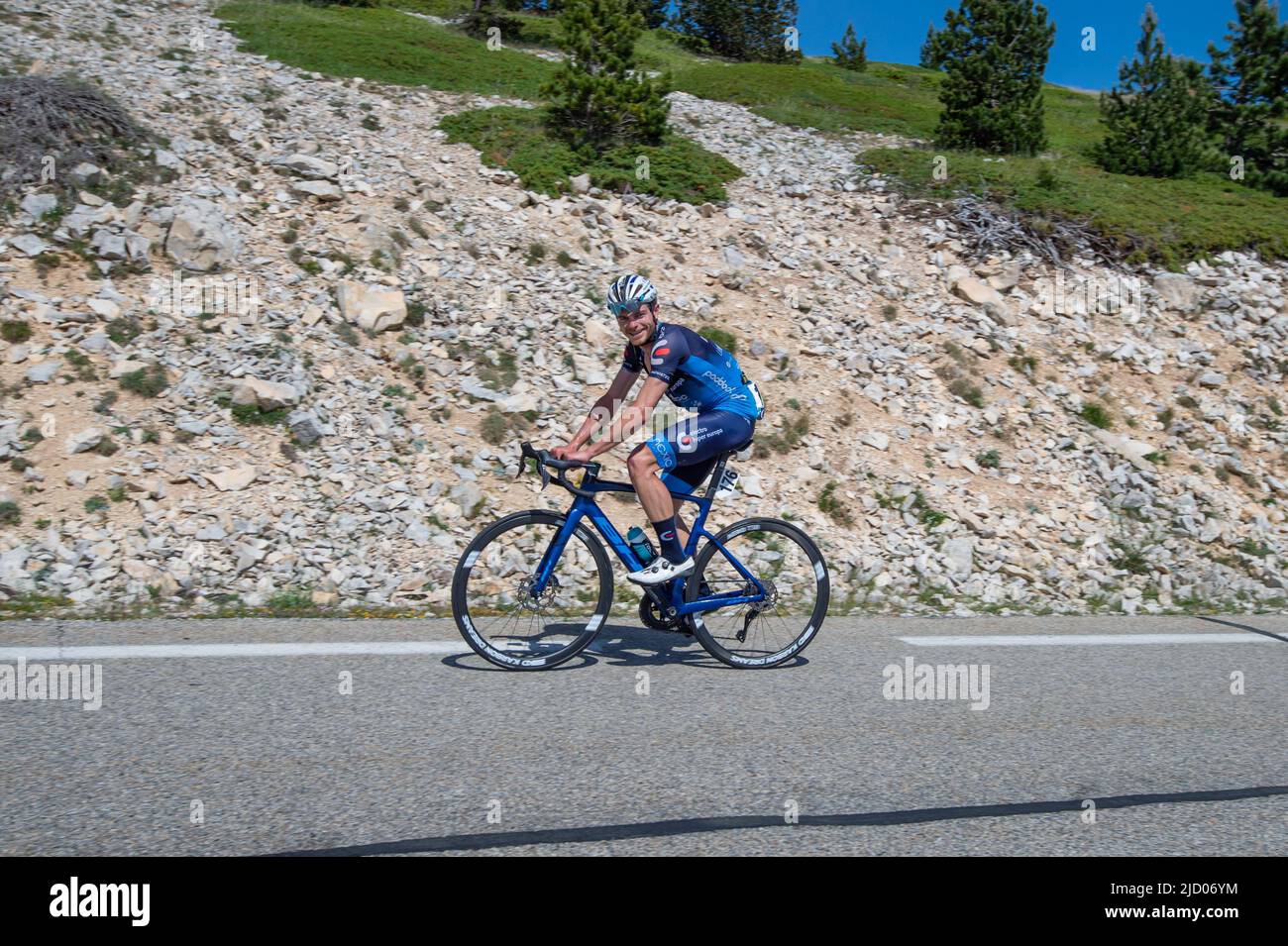 Marcos Jurado (electro hiper europa – équipe caldas) vu en action à trois kilomètres de la ligne d'arrivée. L'édition 4th des défis CIC - Mont Ventoux Dénivelé fait partie du calendrier du Tour Europe 2022 de l'UCI dans la catégorie 1,1. A partir de Vaison la Romaine, la distance à parcourir est de 154 kilomètres de course avec une double ascension du Mont Ventoux avec une finition au sommet. Ruben Guerreiro (EF-Education EasyPost) a remporté le Mont Ventoux Denivelé en solo devant son coéquipier Esteban Chaves (EF-Education EasyPost) et Michael Storer (Groupama-FDJ) en troisième. Banque D'Images