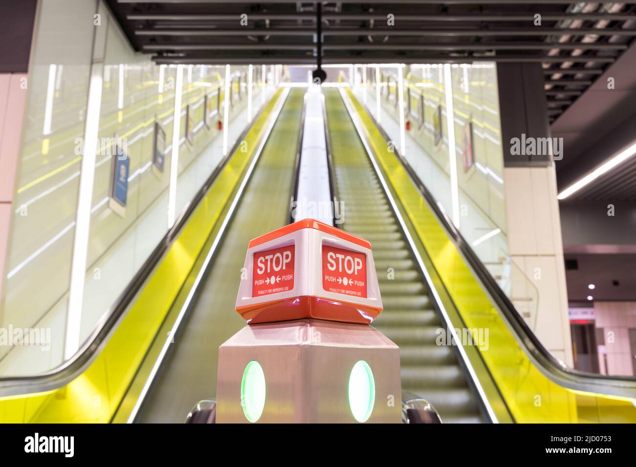 Escaliers roulants illuminés en jaune à la station Elizabeth Line de Londres souterrain Angleterre Royaume-Uni Banque D'Images