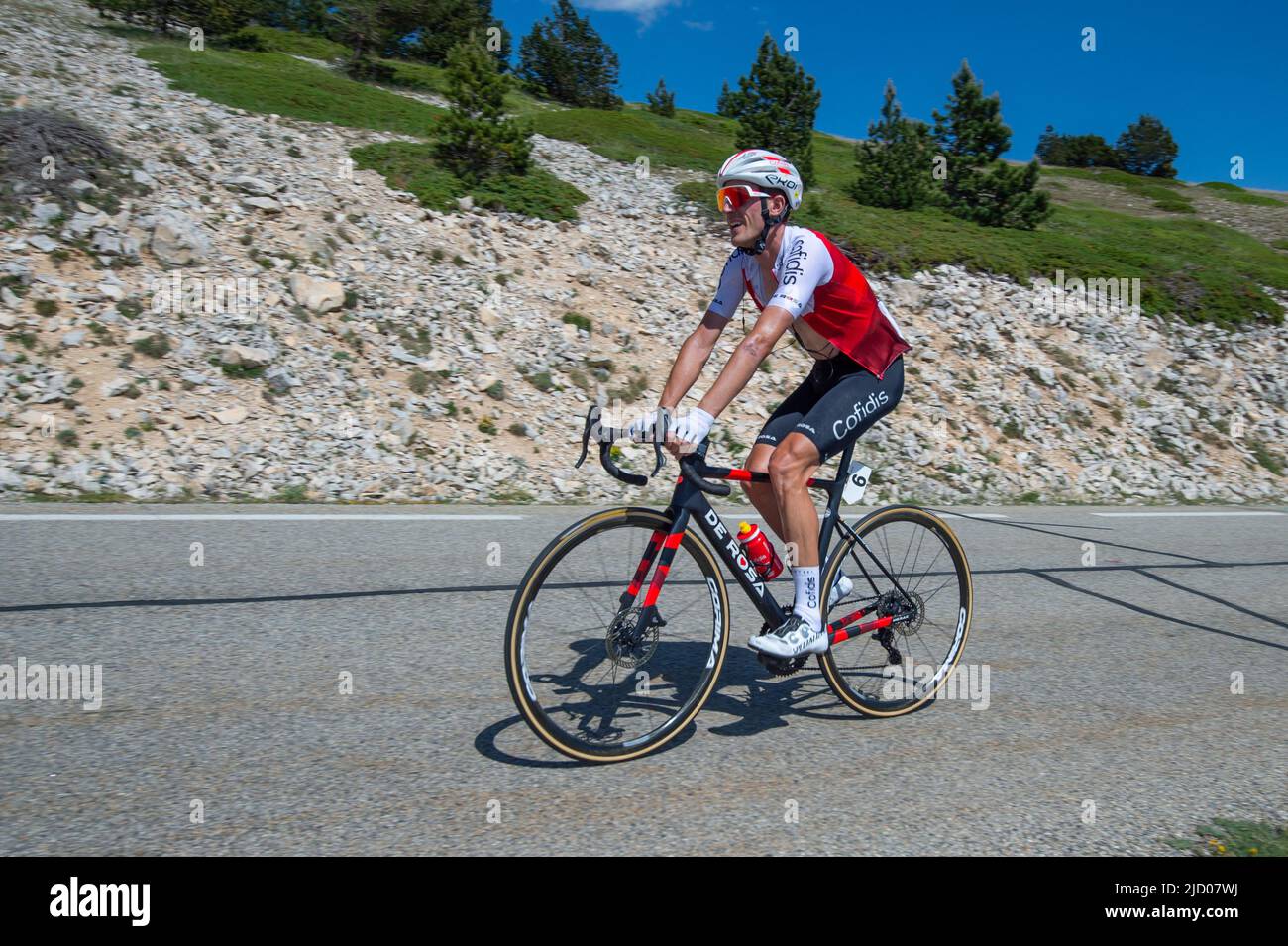 Ruben Fernandez (équipe de Cofidis) vu en action à trois kilomètres de la ligne d'arrivée. L'édition 4th des défis CIC - Mont Ventoux Dénivelé fait partie du calendrier du Tour Europe 2022 de l'UCI dans la catégorie 1,1. A partir de Vaison la Romaine, la distance à parcourir est de 154 kilomètres de course avec une double ascension du Mont Ventoux avec une finition au sommet. Ruben Guerreiro (EF-Education EasyPost) a remporté le Mont Ventoux Denivelé en solo devant son coéquipier Esteban Chaves (EF-Education EasyPost) et Michael Storer (Groupama-FDJ) en troisième. (Photo de Laurent Coust/SOPA Images/Sipa USA) Banque D'Images