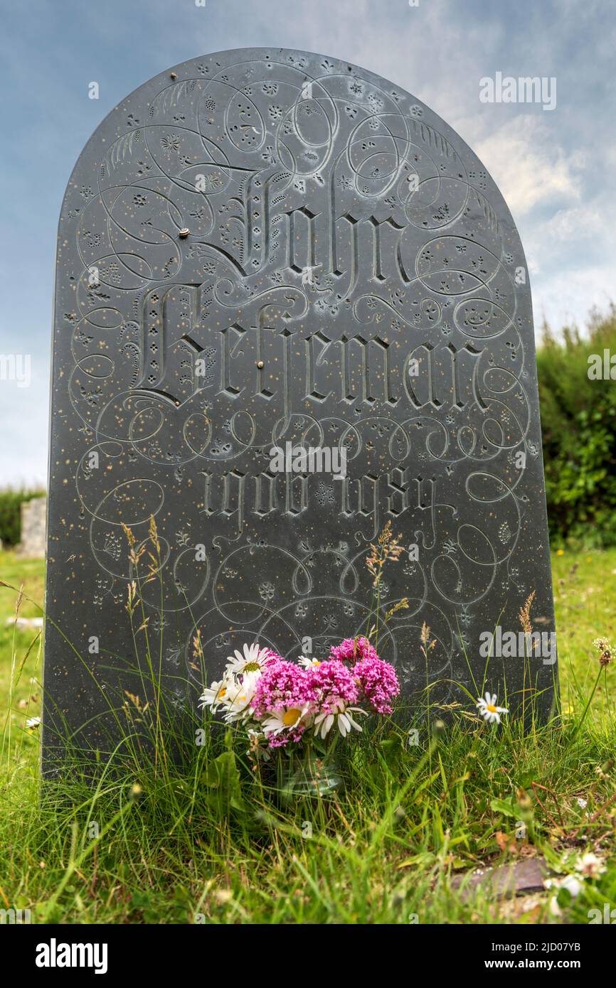 Dans le petit cimetière de St Enodoc à Trebetherick se trouve la pierre d'honneur de Sir John Betjeman CBE, poète lauréat, écrivain et diffuseur. Banque D'Images