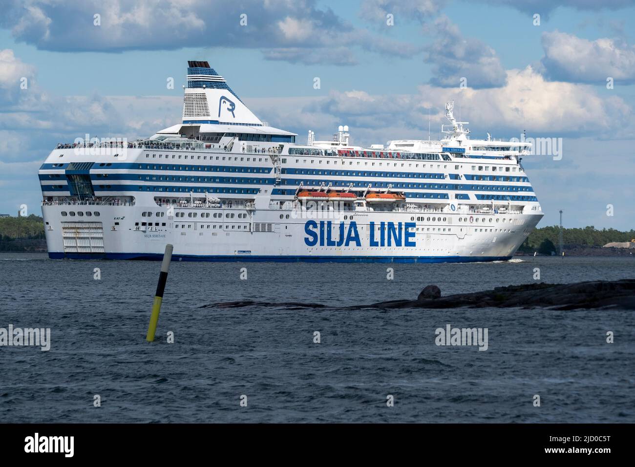 Helsinki / Finlande - 15 JUIN 2022 : MV Silja Serenade, exploitée par Silja Line, traversant l'archipel d'Helsinki Banque D'Images
