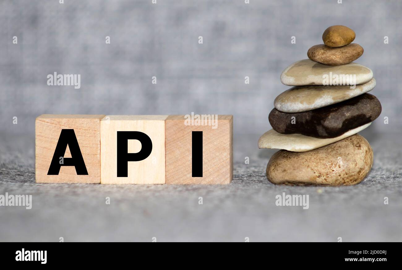 Mot API écrit sur bloc de bois. application program interface texte sur table, concept. Banque D'Images