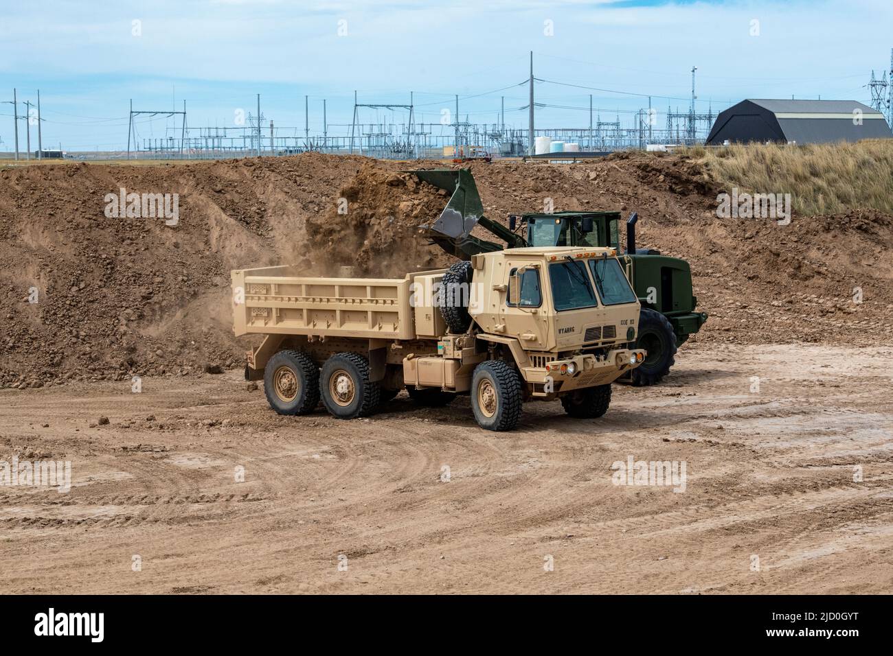 La société 133rd Engineer approche de la fin de sa formation de préparation innovante au complexe sportif de tir du comté de Laramie à Cheyenne, WyO., 10 juin 2022. Le projet prévoyait l'ajout d'une voie de tir de 300 yards aux voies existantes du complexe. Le projet IRT aide à maintenir la compagnie formée et prête, tout en fournissant un service à la communauté. (É.-U. Photo de la Garde nationale de l'armée par le Sgt. Kristina Kranz) Banque D'Images