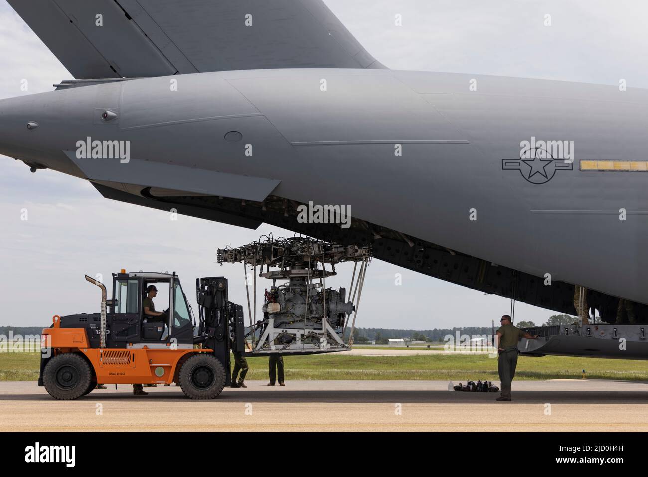 Les Marines des États-Unis, affectés à l'escadron d'essai et d'évaluation opérationnels maritimes un (VMX-1), chargent le rotor d'un étalon de roi CH-53K sur un Globemaster de la Force aérienne C-17, affecté à l'escadron de levage aérien 16th, à la station aérienne du corps des Marines New River, en Caroline du Nord, en 14 juin 2022. Le CH-53K a récemment été déclaré capable d'exploitation initial (CIO), une étape critique dans l'amélioration des capacités et la restructuration de l'aviation du corps des Marines pour le combat futur. (É.-U. Photo du corps marin par Cpl. Harms de Cheyenne) Banque D'Images