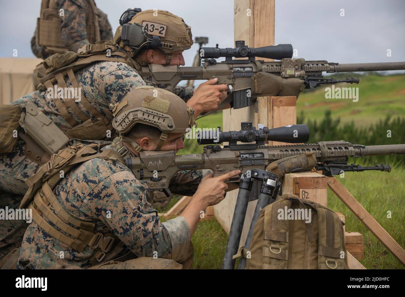 Les Marines des États-Unis avec le corps expéditionnaire maritime III engagent des cibles avec le système de sniper semi-automatique M110 pendant le cours de sniper du groupe d'entraînement des opérations expéditionnaires 22-2 sur le camp Schwab, Okinawa, Japon, 14 juin 2022. Le cours a fourni à Marines des compétences avancées en matière de stratégie de démarques et des techniques d'emploi pour mieux soutenir la composante de la force de raid maritime de l'unité expéditionnaire maritime. (É.-U. Photo du corps marin par Sgt. Savannah Mesimer) Banque D'Images