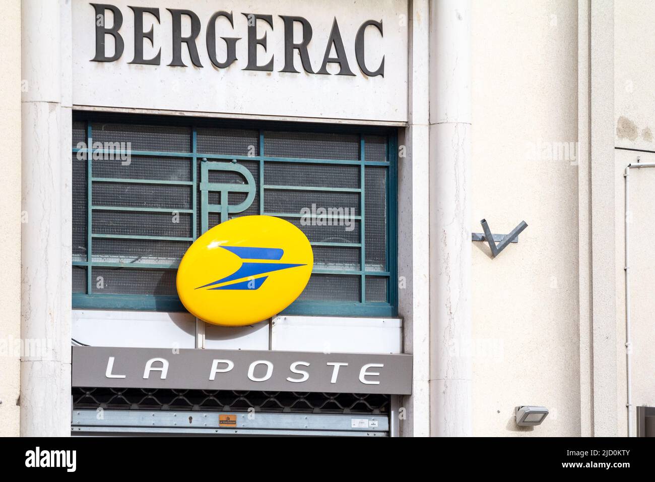 Photo d'un panneau avec le logo de la poste sur l'un de leurs bureaux de  poste à Bergerac, France. La poste est une société de services postaux en  France, Ope Photo Stock -
