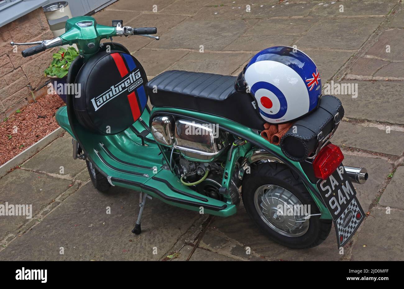 Lambretta Innocenti Moped, vert avec casque à thème Mod , SAT94M Banque D'Images