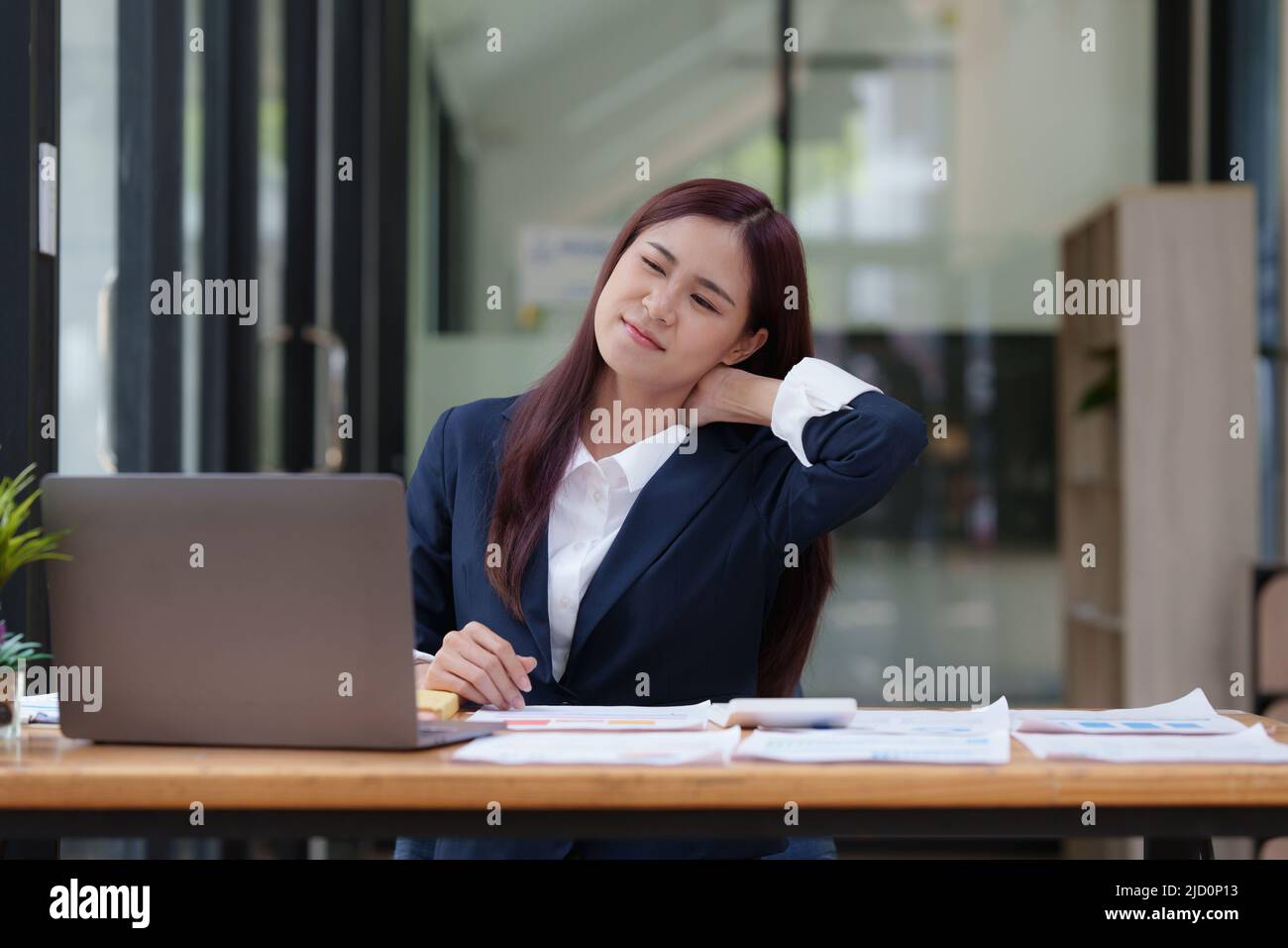 Image de femme d'affaires asiatique soulager la douleur de son cou souffrant de travail sédentaire. concept de syndrome de bureau. Banque D'Images