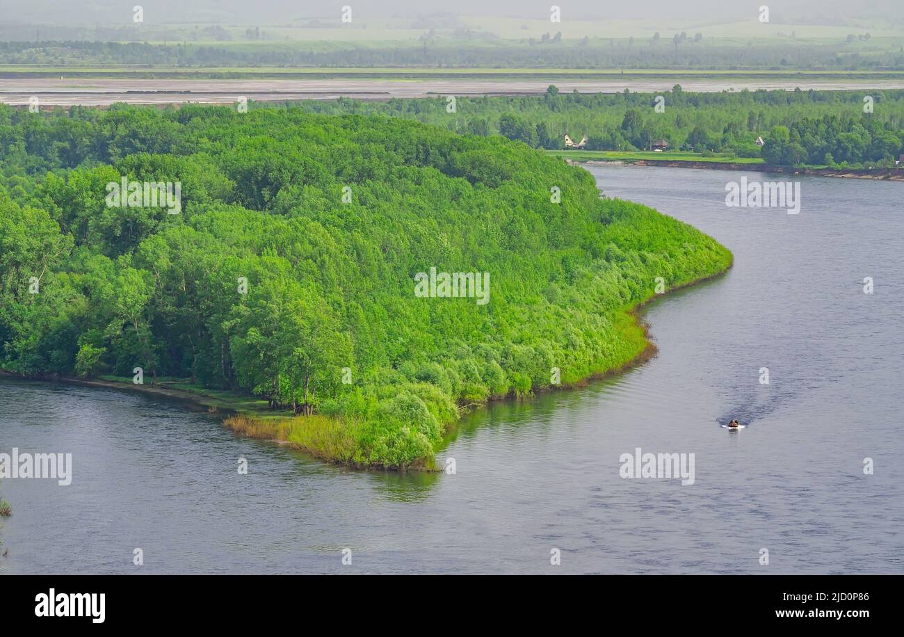 paysage d'une haute montagne à une vallée avec une grande forêt verte île et une rivière Banque D'Images