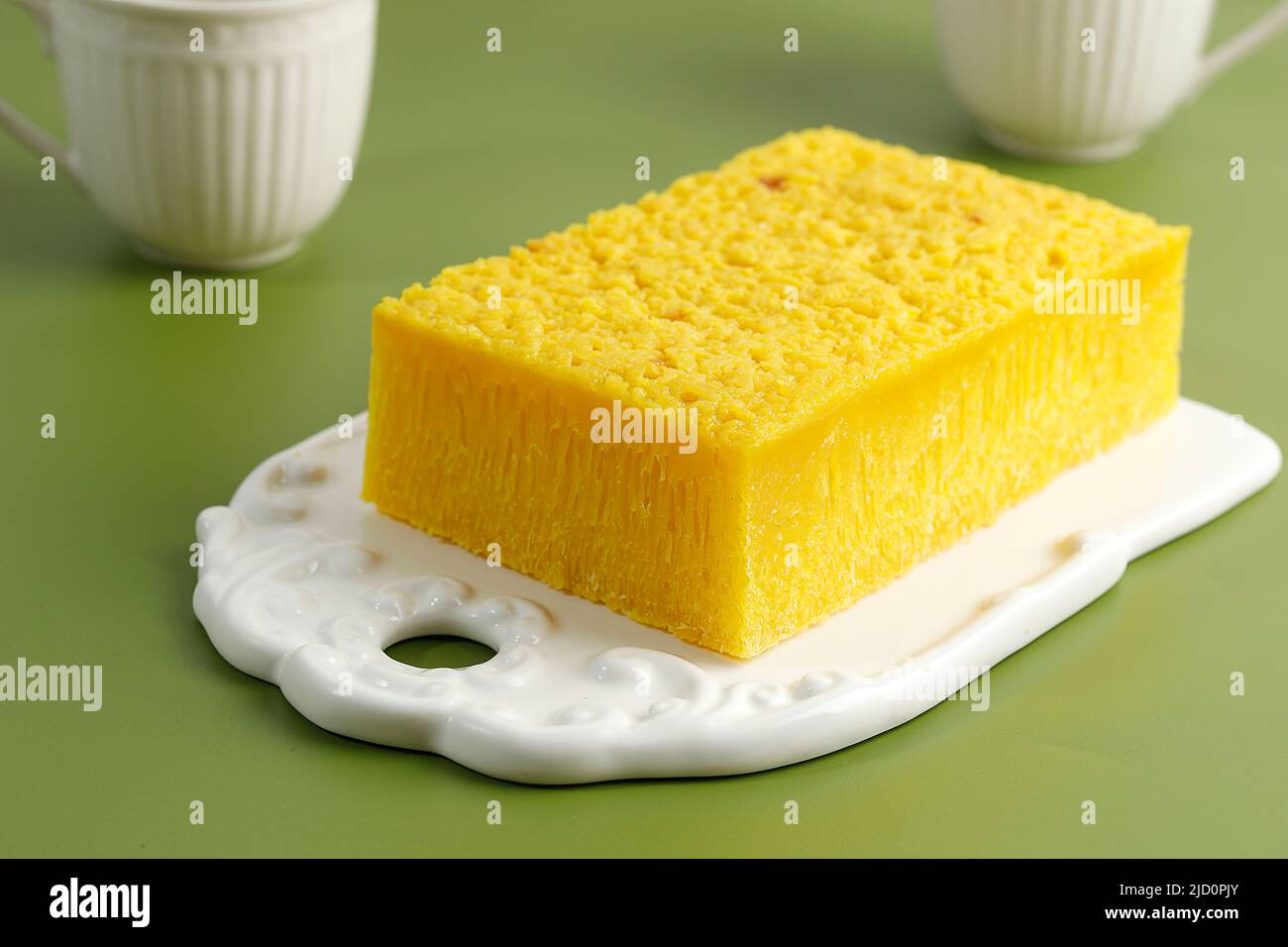 Bika Ambon, gâteau de miel jaune de pain populaire de Medan, Indonésie. La couleur jaune vient de Turmeric. Concept Oleh oleh Medan Banque D'Images