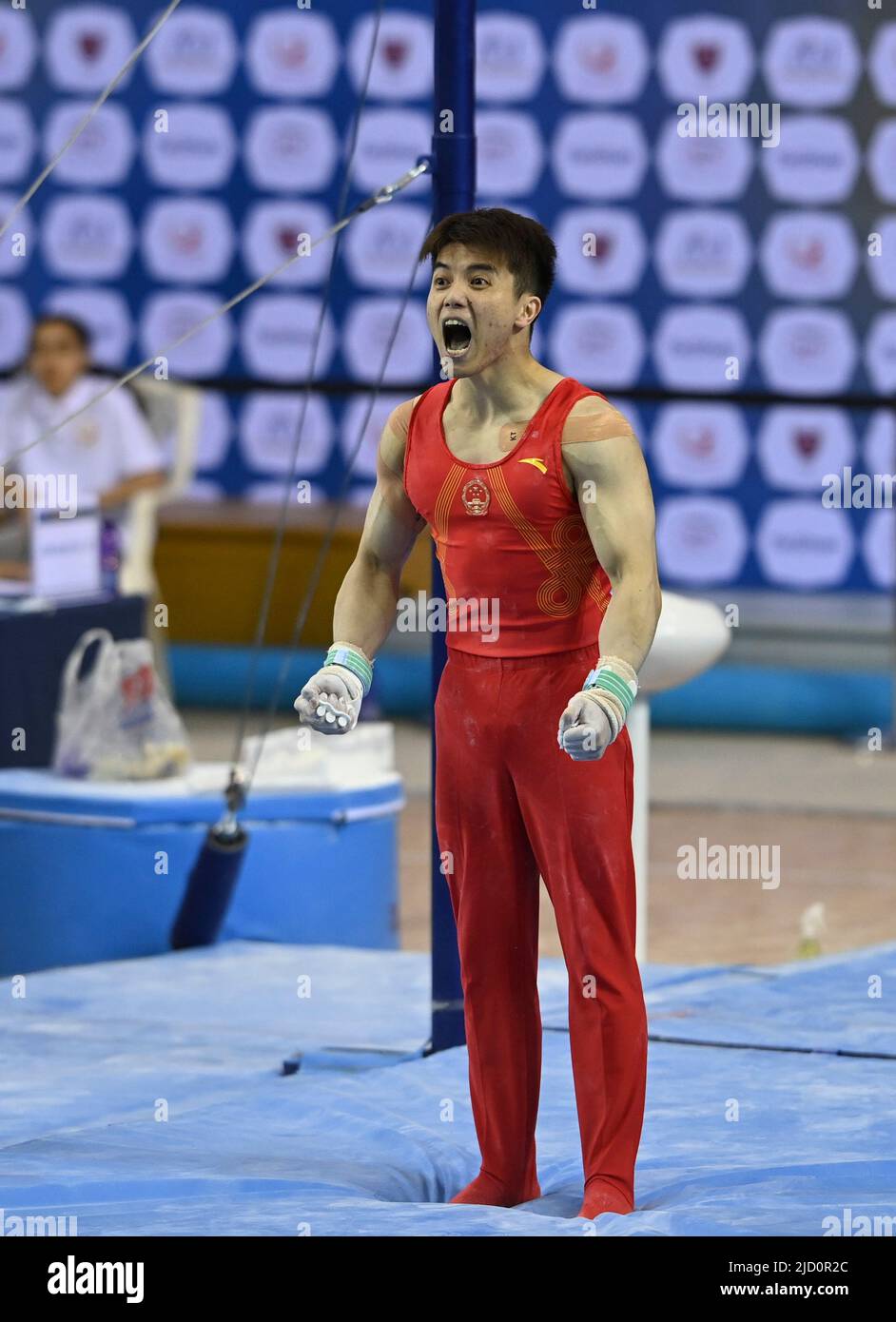 Doha. 16th juin 2022. Lin Chaopan de Chine réagit à l'épreuve de bar horizontal aux Championnats asiatiques de gymnastique artistique senior de 9th à Doha, au Qatar, sur 16 juin 2022. Credit: Nikku/Xinhua/Alay Live News Banque D'Images