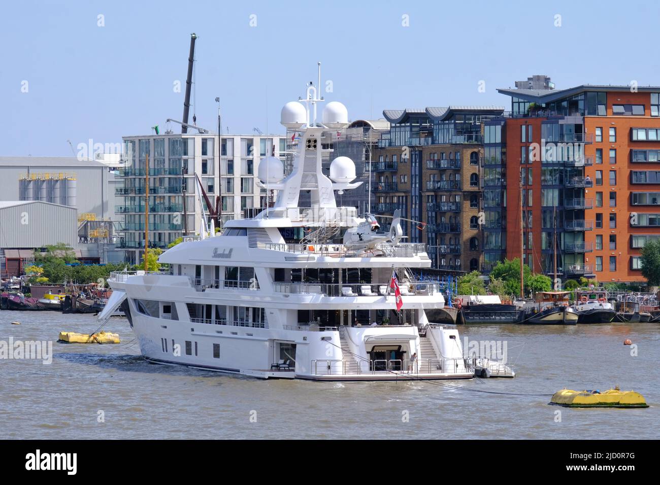 Londres, Royaume-Uni. Le Boardwalk, un superyacht de 77 mètres de long appartenant à Tilman Fertitta, est amarré sur la Tamise à Bermondsey. Banque D'Images