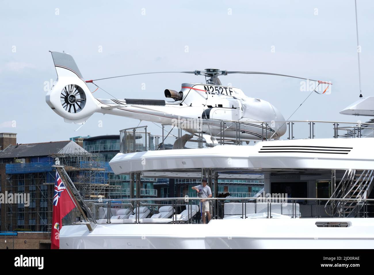 Londres, Royaume-Uni. Le Boardwalk, un superyacht de 77 mètres de long appartenant à Tilman Fertitta, est amarré sur la Tamise à Bermondsey. Banque D'Images