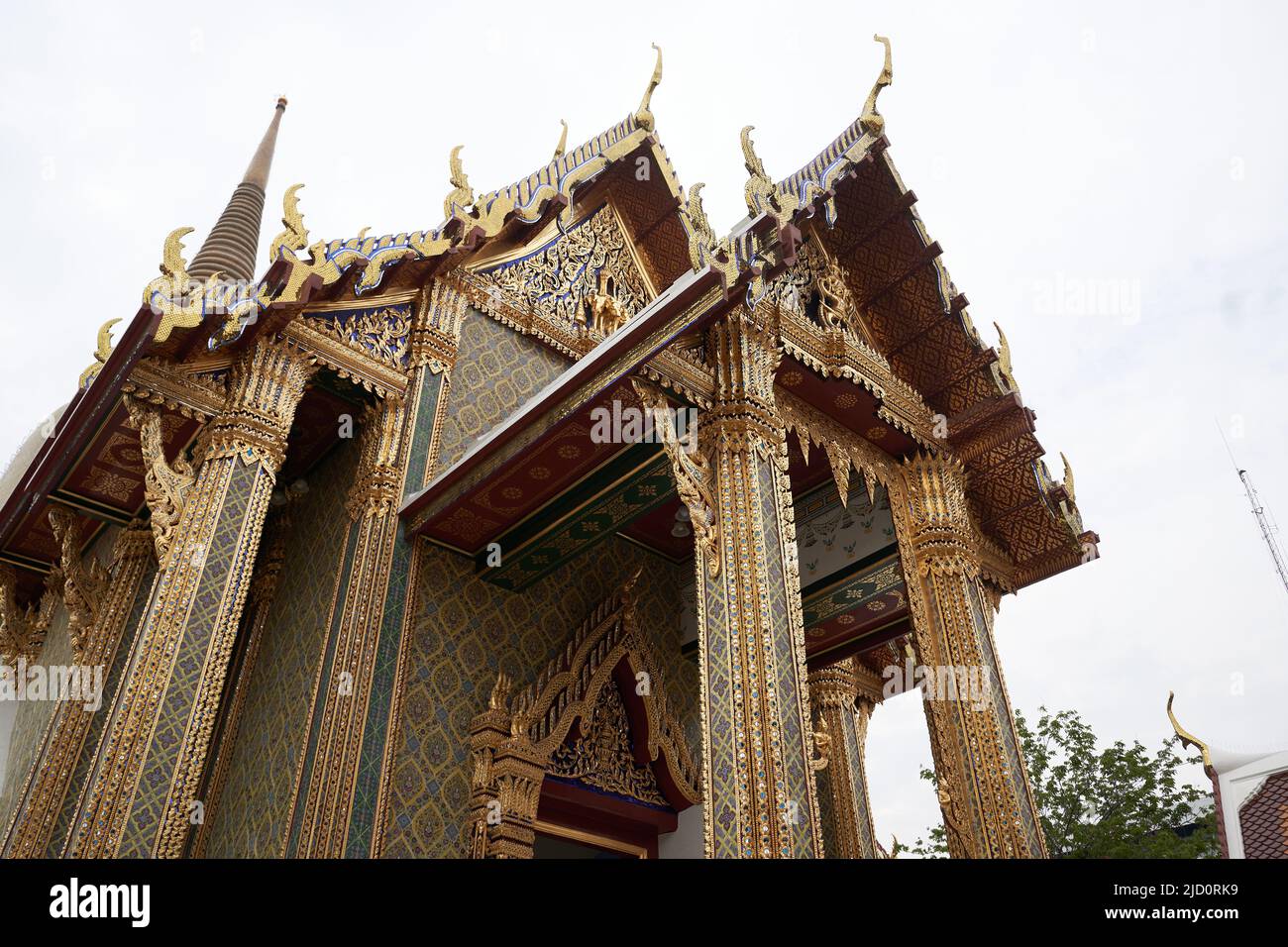 Bangkok, Thaïlande, 16 février 2022 : partie supérieure de l'entrée d'un temple bouddhiste Banque D'Images