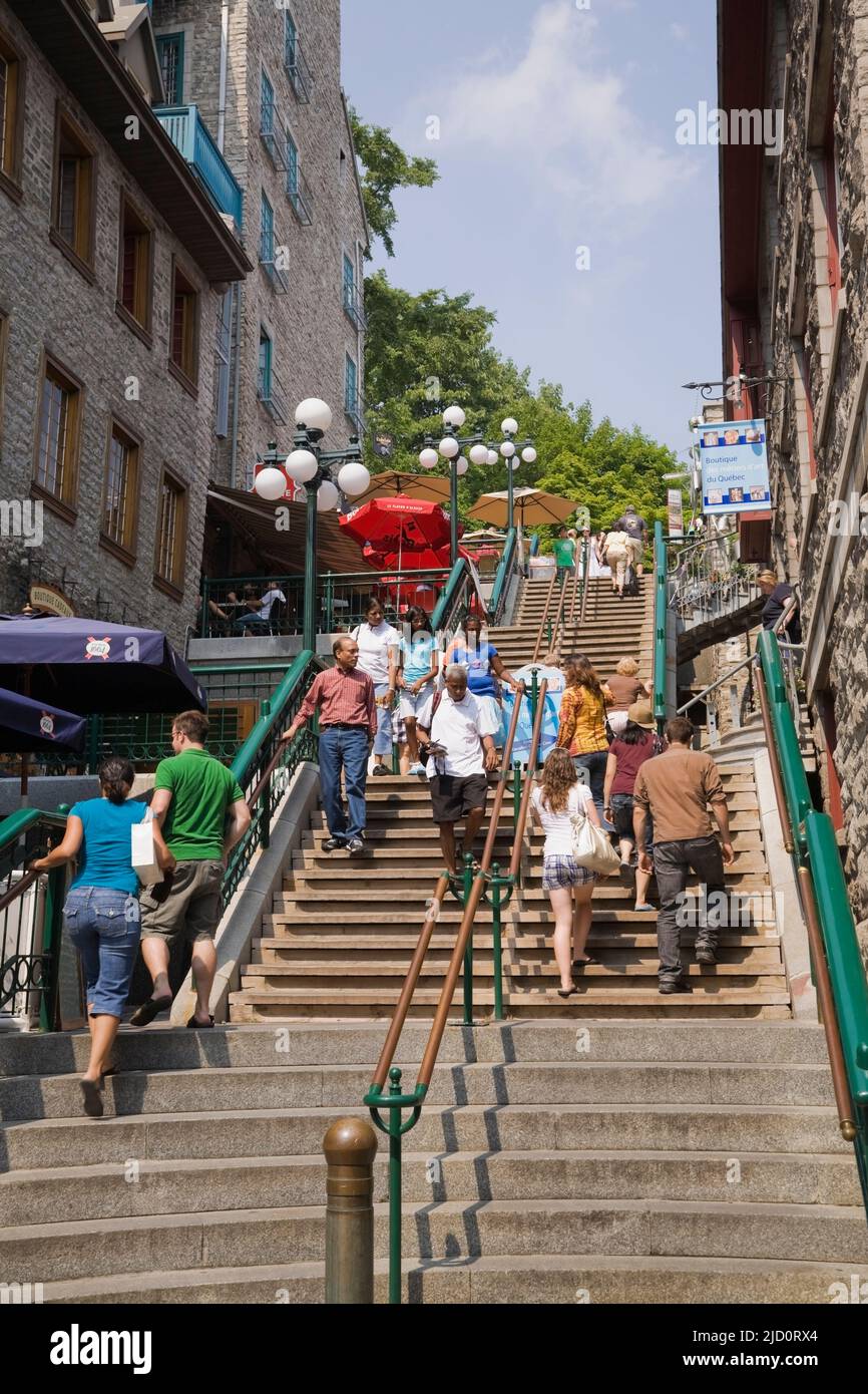 Touristes sur l'Escalier chasse-cou ou escaliers à casse-tête en anglais, Basse-ville, Vieux-Québec, Québec, Canada. Banque D'Images