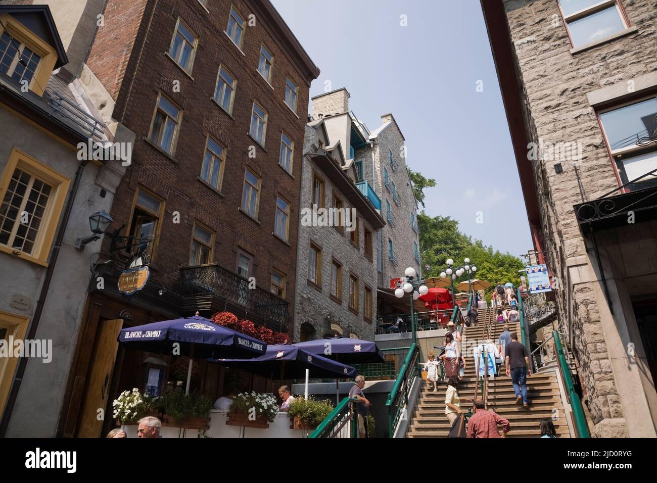 Touristes sur l'Escalier chasse-cou ou escaliers à casse-tête en anglais, Basse-ville, Vieux-Québec, Québec, Canada. Banque D'Images