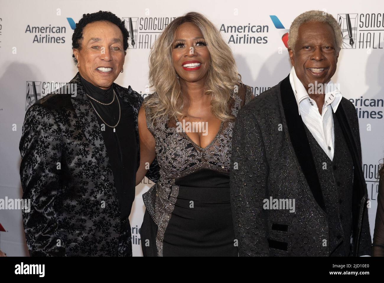 New York, États-Unis. 16th juin 2022. Smokey Robinson, invité, et William « Mickey » Stevenson arrivent sur le tapis rouge pour le gala d'initiation et de remise des prix du Songwriters Hall of Fame 2022 51st à l'hôtel New York Marriott Marquis à New York, sur 16 juin 2022. Photo de Gabriele Holtermann/UPI crédit: UPI/Alay Live News Banque D'Images