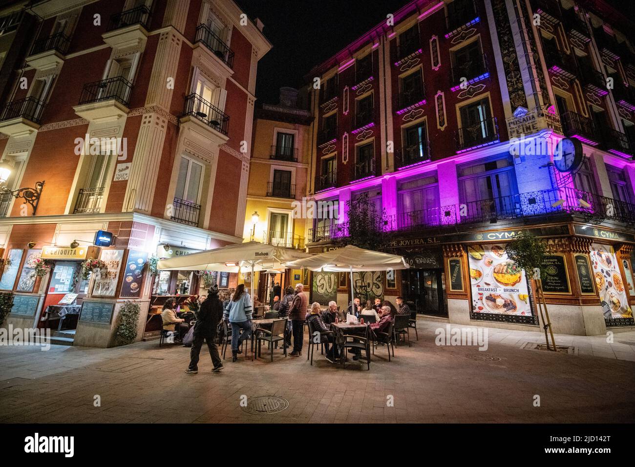 Les gens mangent dehors la nuit, Madrid, Espagne Banque D'Images