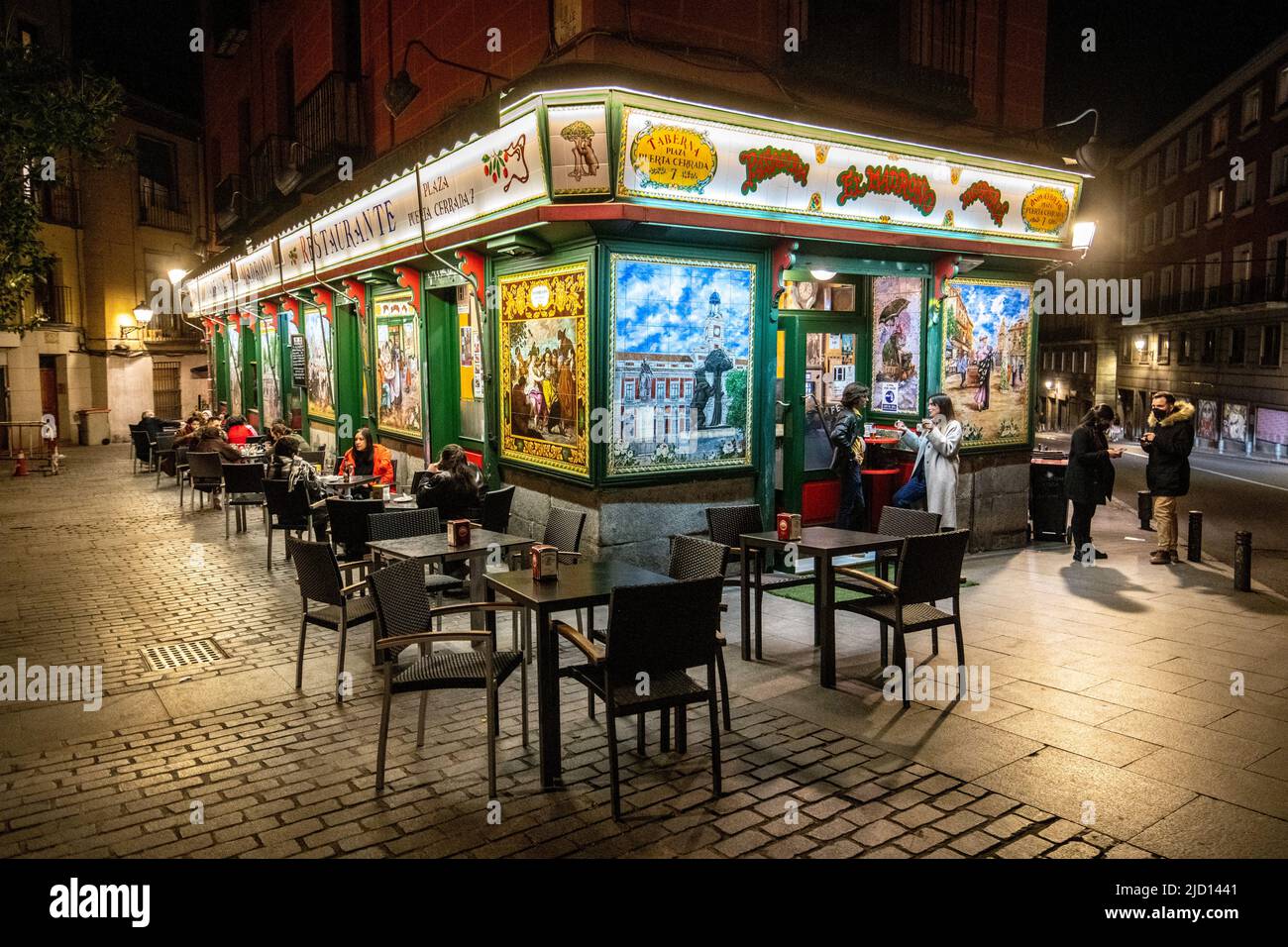 Les personnes qui mangent à l'extérieur d'un restaurant, Madrid, Espagne Banque D'Images