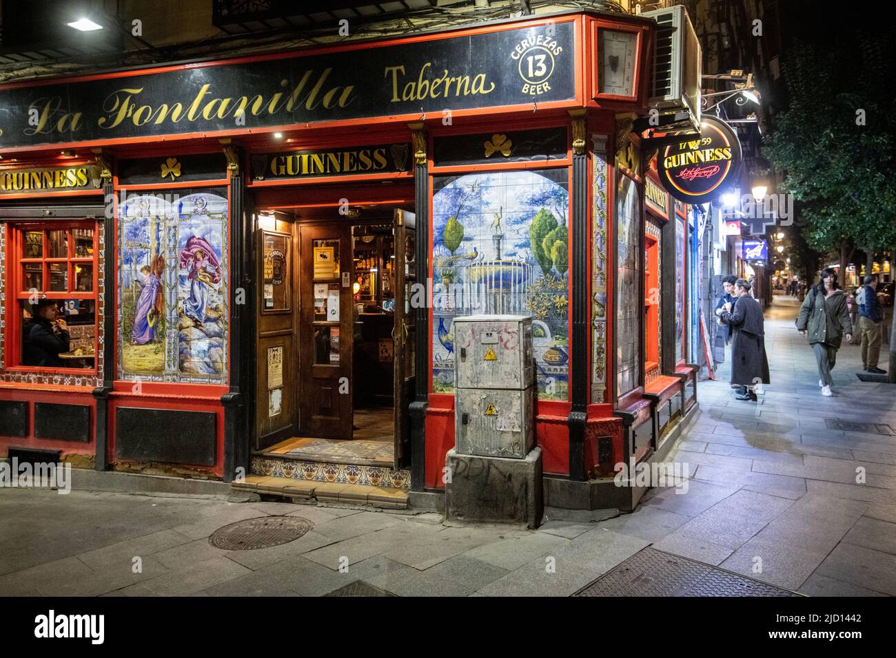 Personnes dans la rue à l'extérieur d'un bar, Madrid, Espagne Banque D'Images