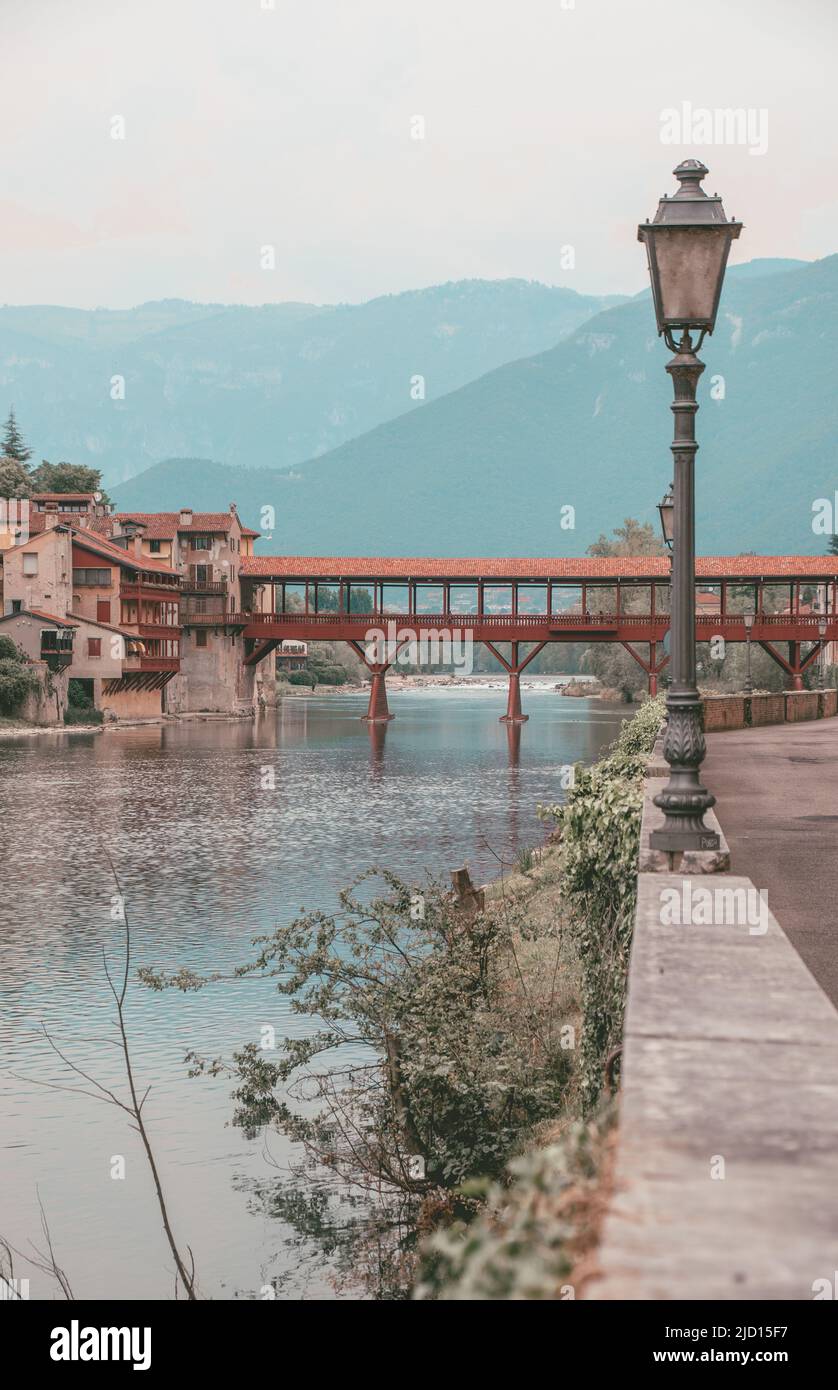 Vue sur le pont Alpini avec la rivière Brenta à Bassano del Grappa, Vicenza, Vénétie, Italie, Europe Banque D'Images