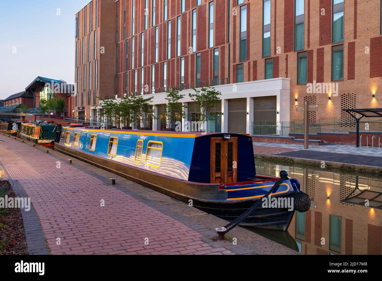Bateaux-canaux sur le canal d'Oxford à Banbury à l'aube. Front de mer de Castle Quay. Banbury, Oxfordshire, Angleterre Banque D'Images