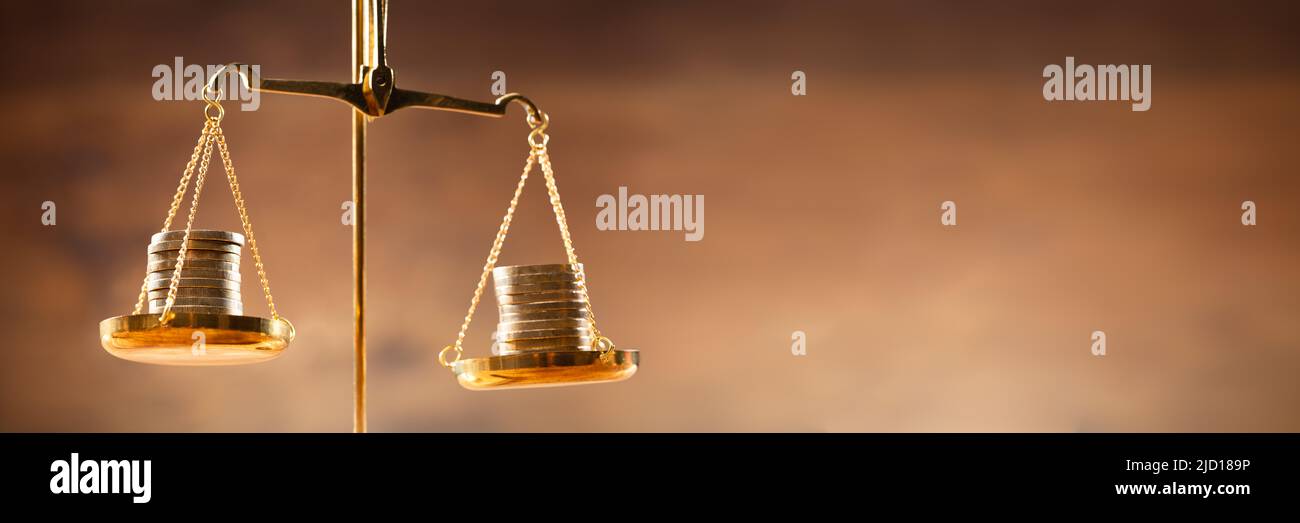 Close-up of Golden pièces empilées sur l'échelle de la Justice Banque D'Images