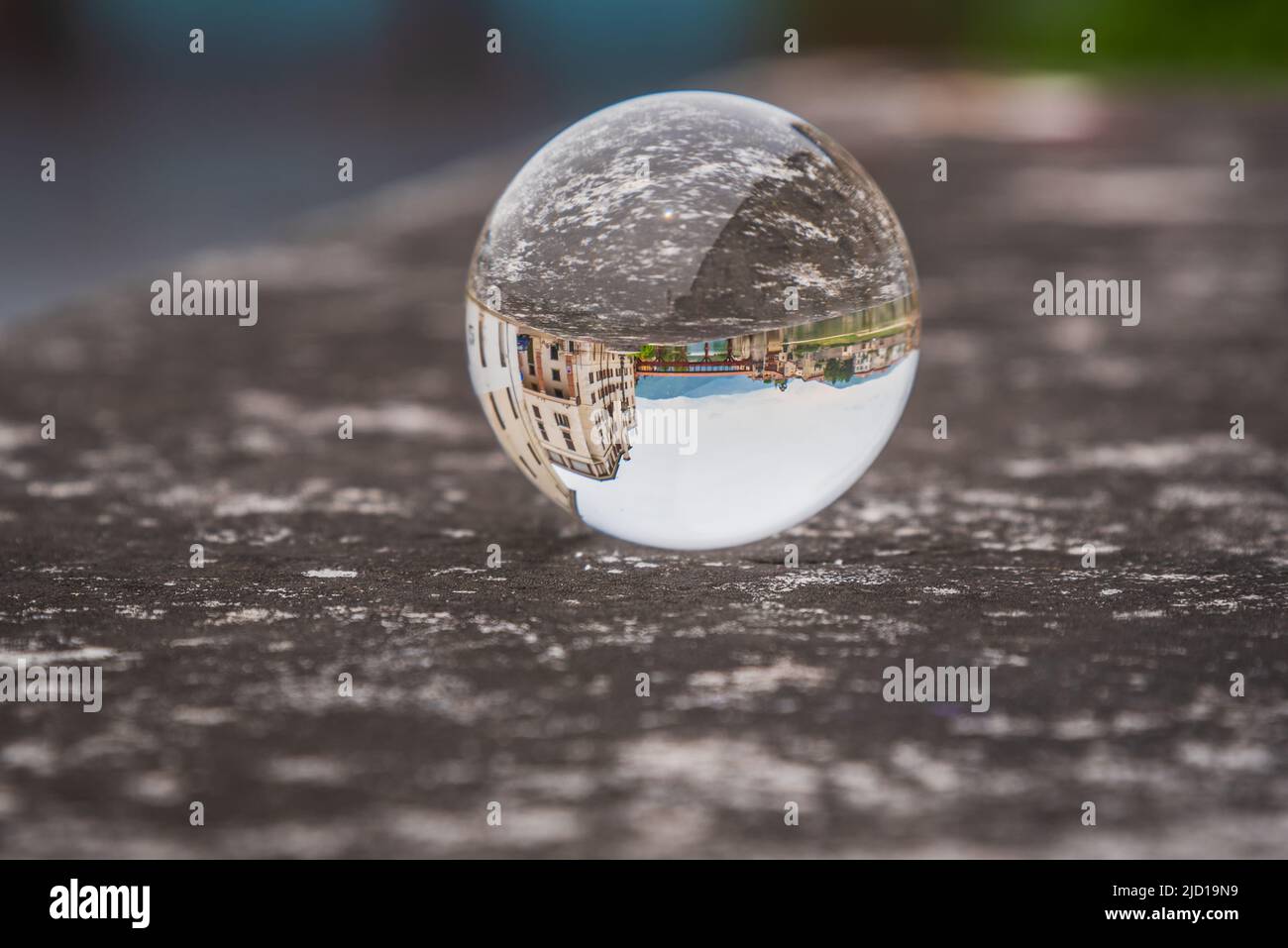 Vue sur le pont Alpini avec la rivière Brenta à l'intérieur d'un Lensball, Bassano del Grappa, Vicenza, Vénétie, Italie, Europe Banque D'Images