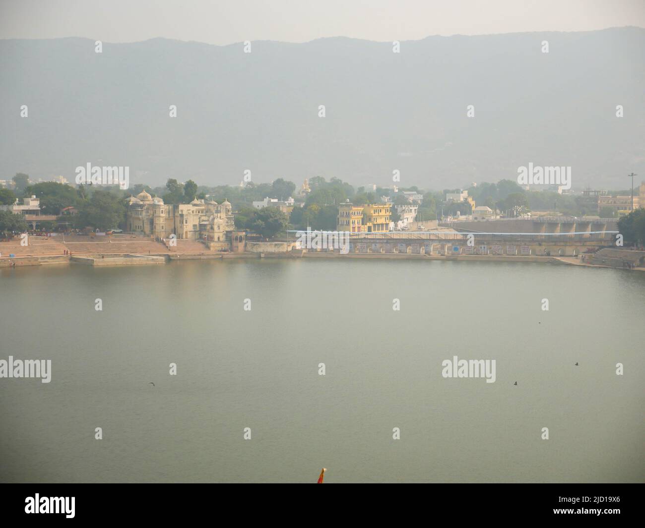 Pushkar, Rajasthan Inde - 14 novembre 2021 : Lac de Pushkar ou pushkar jhil, un lieu de pèlerinage hindou paysage vue aérienne de la montagne Banque D'Images