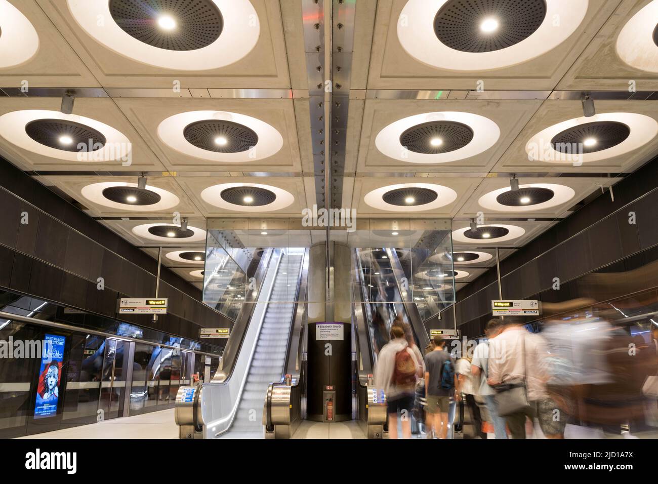 Les escaliers mécaniques de la gare Elizabeth Line, ligne violet Crossrail) transportent les passagers de la plate-forme à la salle de billetterie de niveau supérieur Londres Angleterre Royaume-Uni Banque D'Images