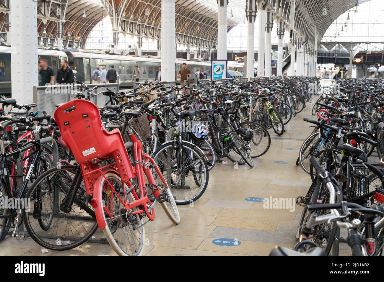 Les personnes qui travaillent en vélo garent leurs vélos à la gare de Londres, Angleterre, Royaume-Uni Banque D'Images