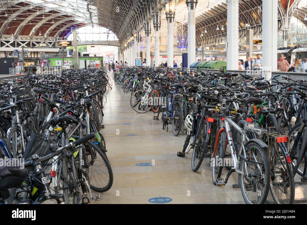 Les personnes qui travaillent en vélo garent leurs vélos à la gare de Londres, Angleterre, Royaume-Uni Banque D'Images