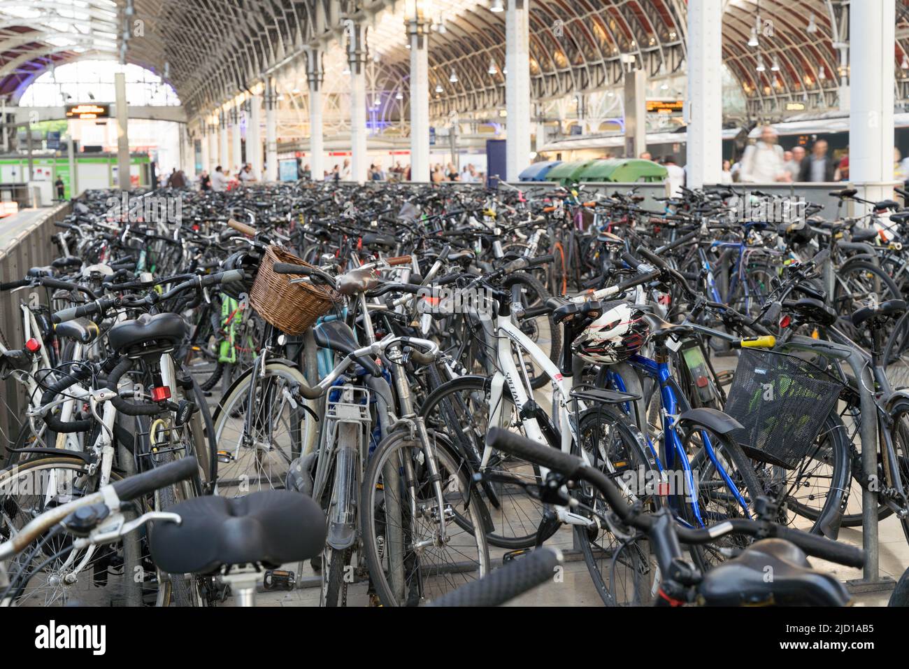 Les personnes qui travaillent en vélo garent leurs vélos à la gare de Londres, Angleterre, Royaume-Uni Banque D'Images