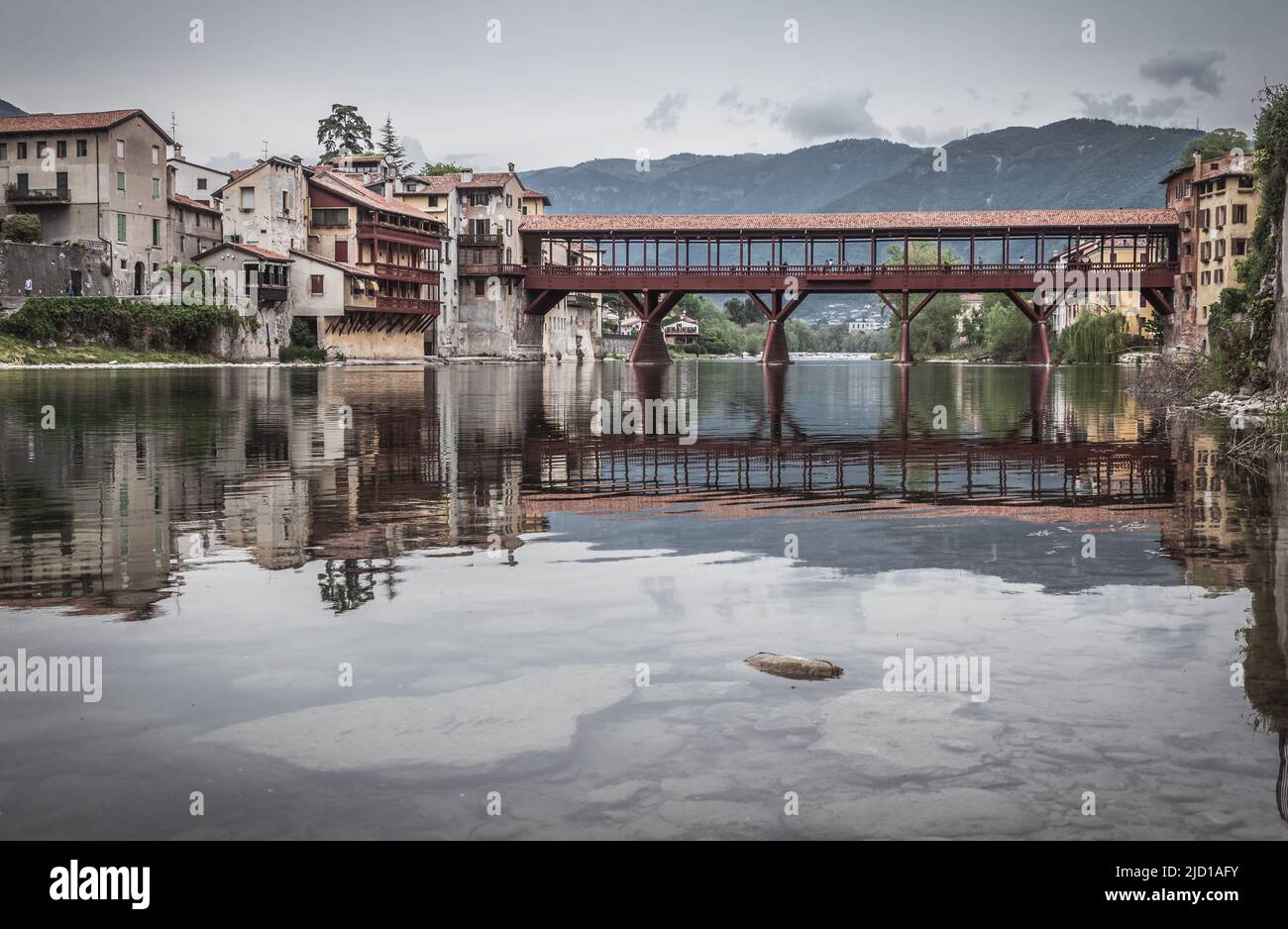 Vue sur le pont Alpini avec la rivière Brenta à Bassano del Grappa, Vicenza, Vénétie, Italie, Europe Banque D'Images