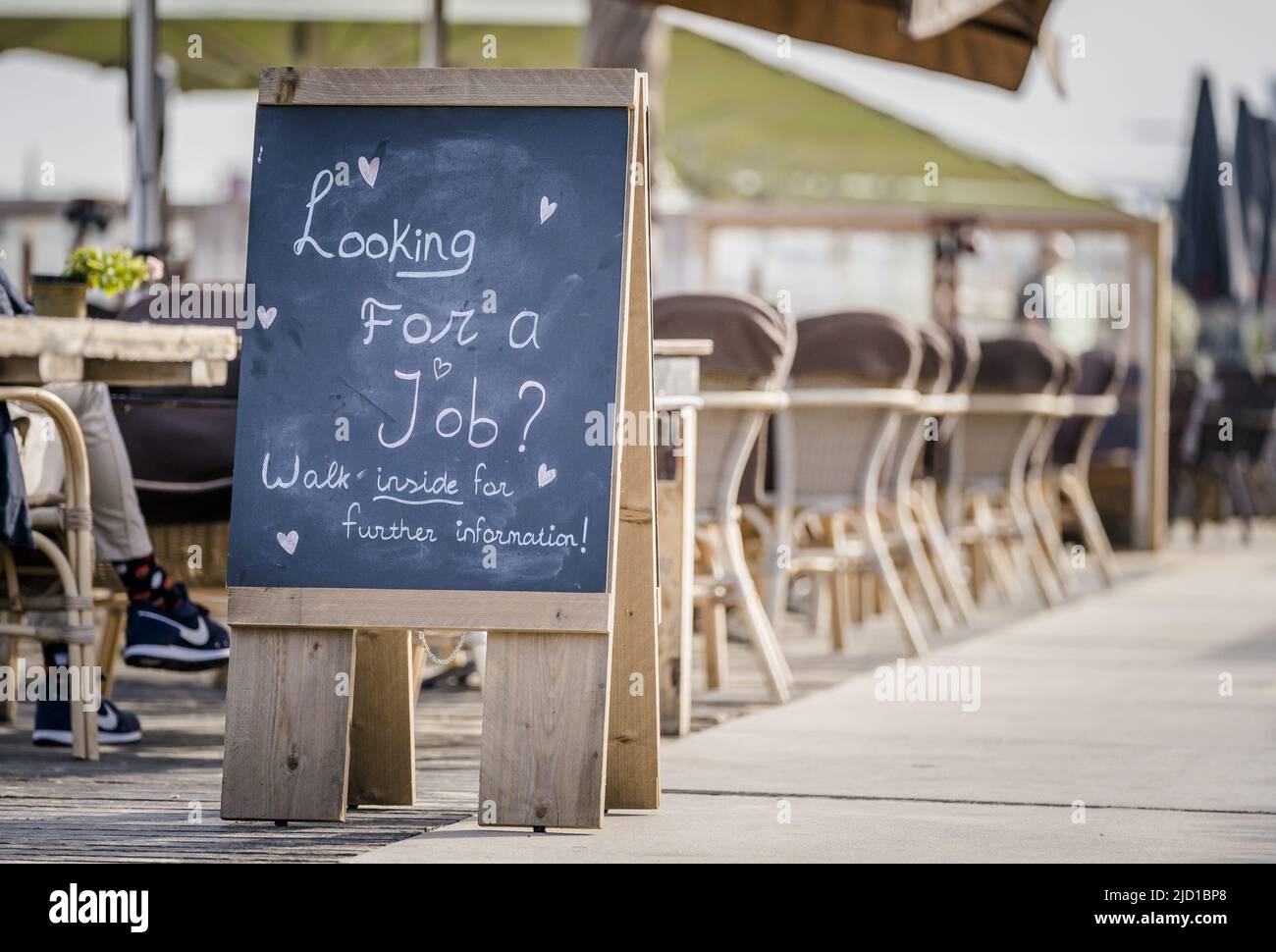 2022-06-17 08:27:50 SCHEVENINGEN - le personnel voulait à un bar de plage. Il promet d'être un jour chaud. ANP BART MAAT netherlands Out - belgium Out Credit: ANP/Alay Live News Credit: ANP/Alay Live News Banque D'Images